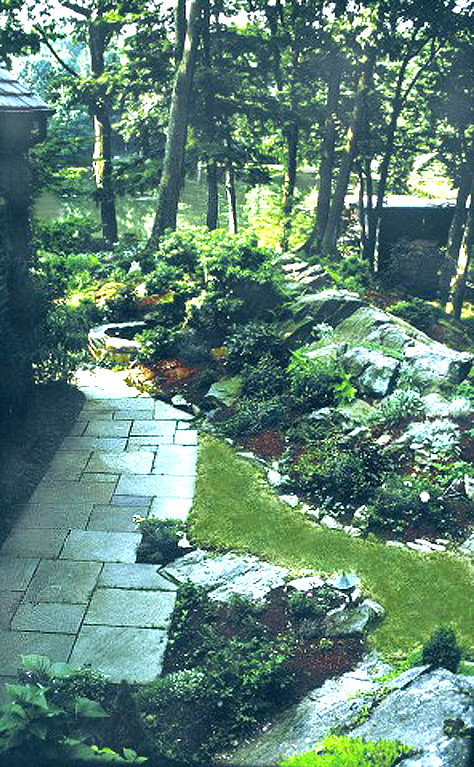 Expansive traditional side yard partial sun garden in New York.