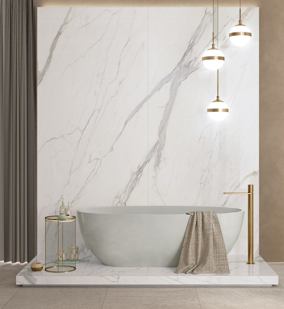 Cette photo montre une grande salle de bain avec une baignoire indépendante, un carrelage blanc, du carrelage en marbre, un mur blanc et un sol en marbre.