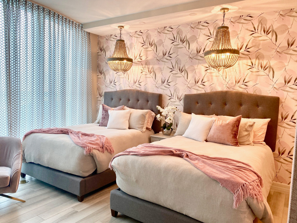 Пример оригинального дизайна: гостевая спальня среднего размера, (комната для гостей) в стиле неоклассика (современная классика) с розовыми стенами, полом из керамогранита, серым полом и обоями на стенах