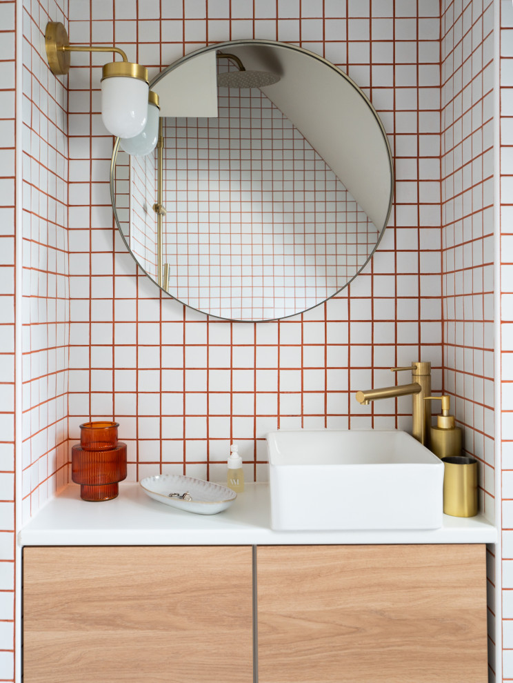 Inredning av ett modernt litet badrum med dusch, med släta luckor, bruna skåp, en vägghängd toalettstol, vit kakel, keramikplattor, beige väggar, ett nedsänkt handfat och beiget golv