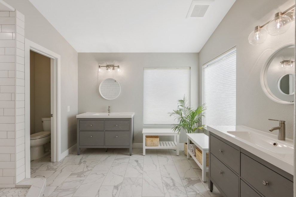 Exempel på ett stort klassiskt vit vitt en-suite badrum, med släta luckor, skåp i mörkt trä, keramikplattor, bänkskiva i kvarts, en öppen dusch, en toalettstol med separat cisternkåpa, grå väggar, ett integrerad handfat, med dusch som är öppen, vit kakel, klinkergolv i porslin och vitt golv