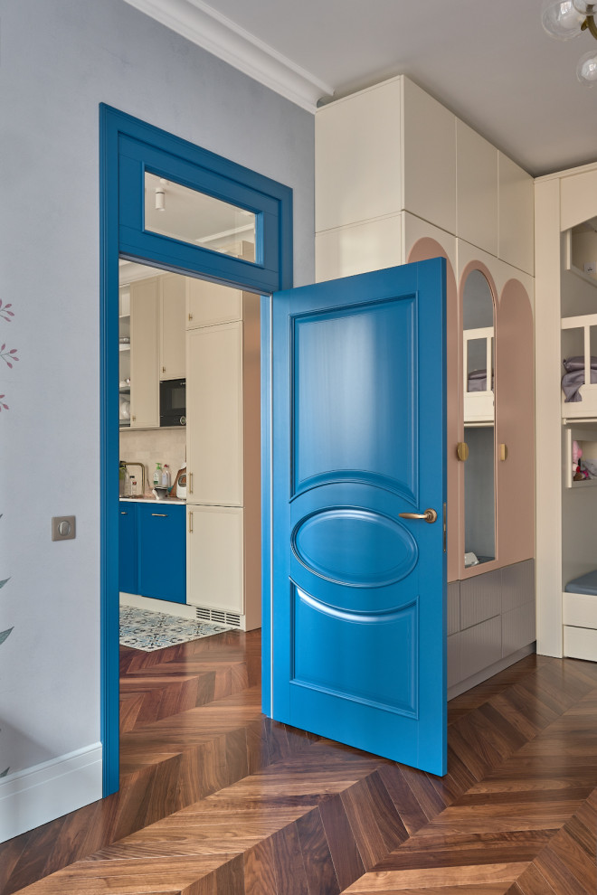 Классические двери ярко-синего цвета