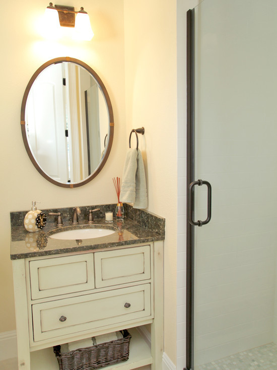 Design ideas for a traditional powder room in Tampa.