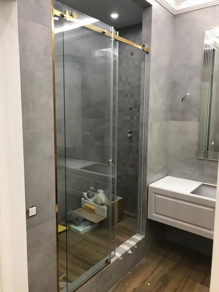 Душевые и зеркала в золотой фурнитуре