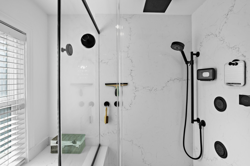 Modern inredning av ett mellanstort vit vitt en-suite badrum, med skåp i shakerstil, gröna skåp, ett fristående badkar, en hörndusch, en bidé, vit kakel, porslinskakel, vita väggar, klinkergolv i porslin, ett undermonterad handfat, bänkskiva i kvartsit, grått golv och dusch med gångjärnsdörr
