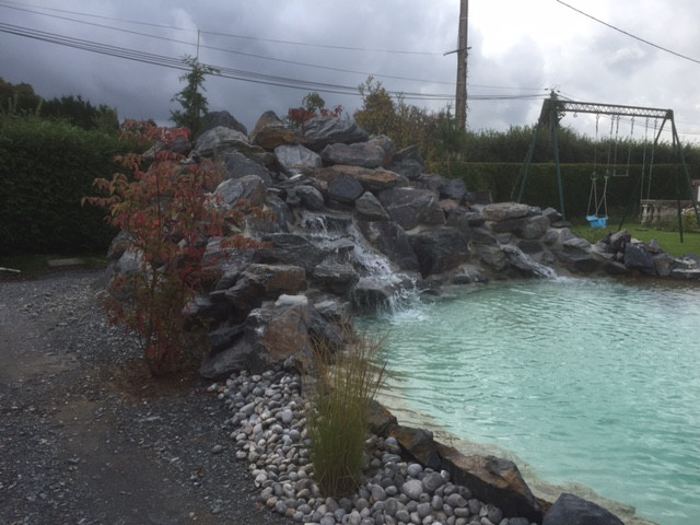 Baignade naturelle, enrochement et kiosque