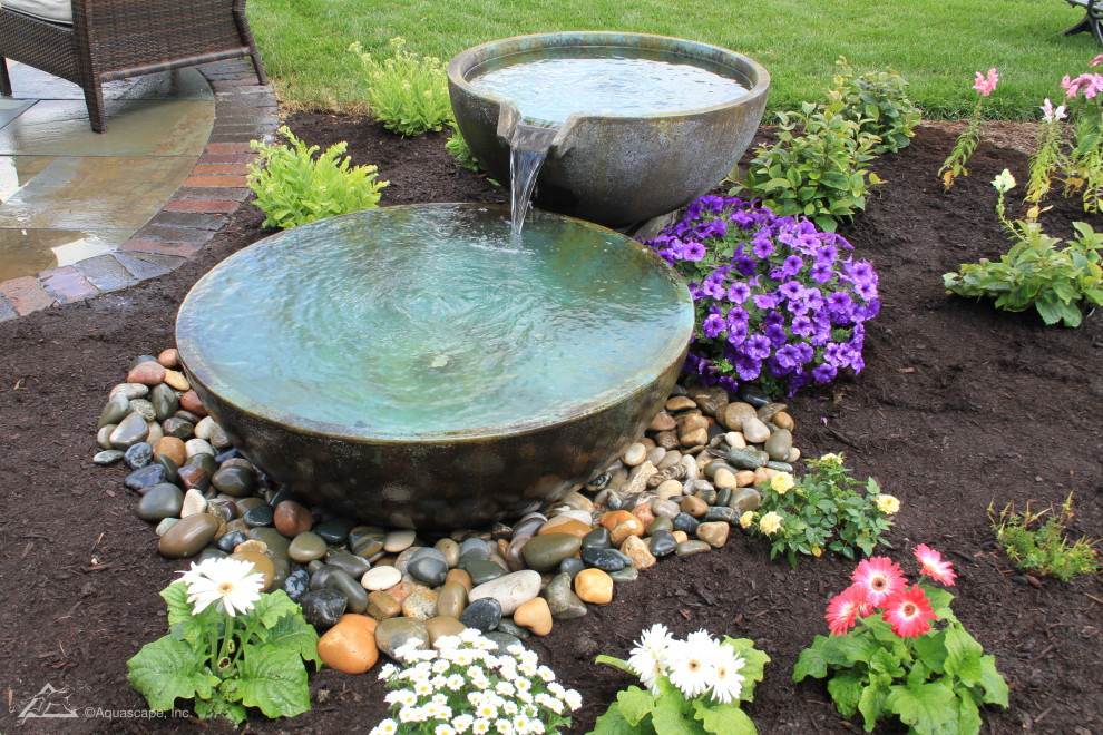 Пример оригинального дизайна: маленький солнечный садовый фонтан на заднем дворе в морском стиле с хорошей освещенностью и мощением клинкерной брусчаткой для на участке и в саду