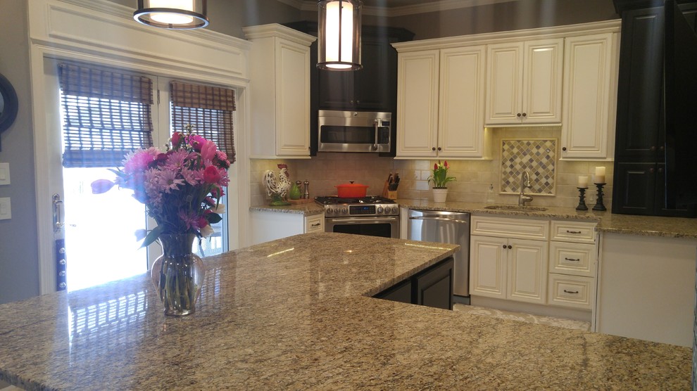 Example of a transitional kitchen design in Chicago