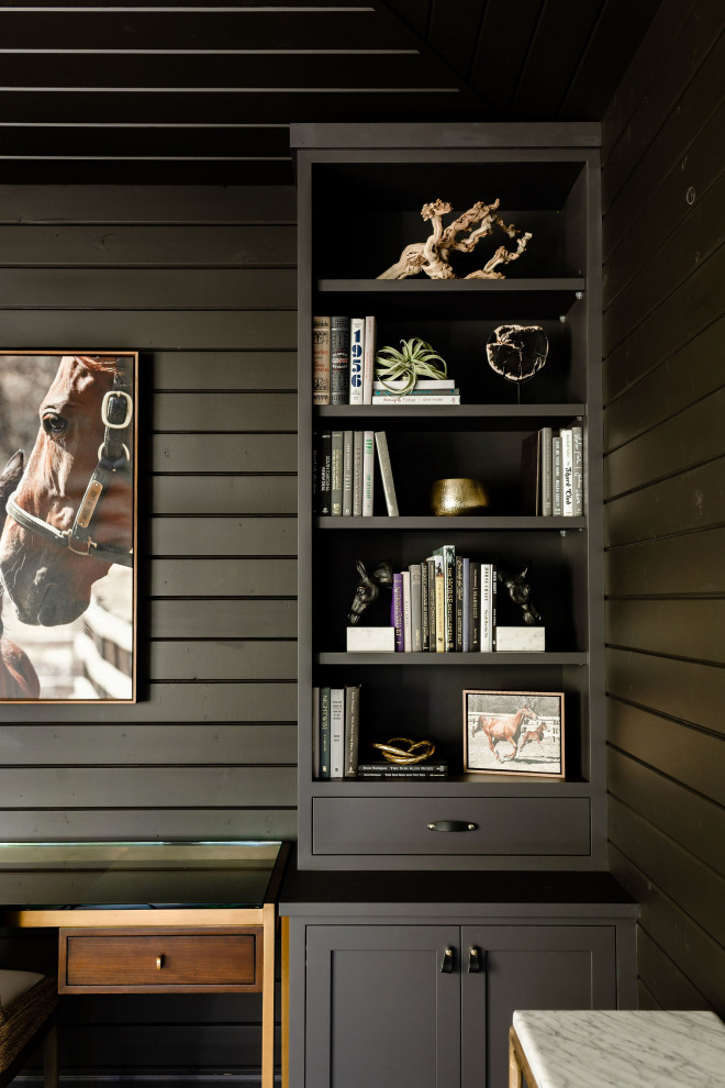 Modelo de despacho rústico pequeño con paredes negras, moqueta, escritorio empotrado, suelo multicolor, madera y madera