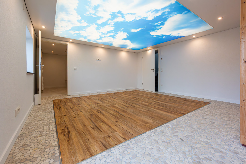 Multifunktionaler, Mittelgroßer Skandinavischer Fitnessraum mit weißer Wandfarbe, hellem Holzboden, beigem Boden und eingelassener Decke in Frankfurt am Main