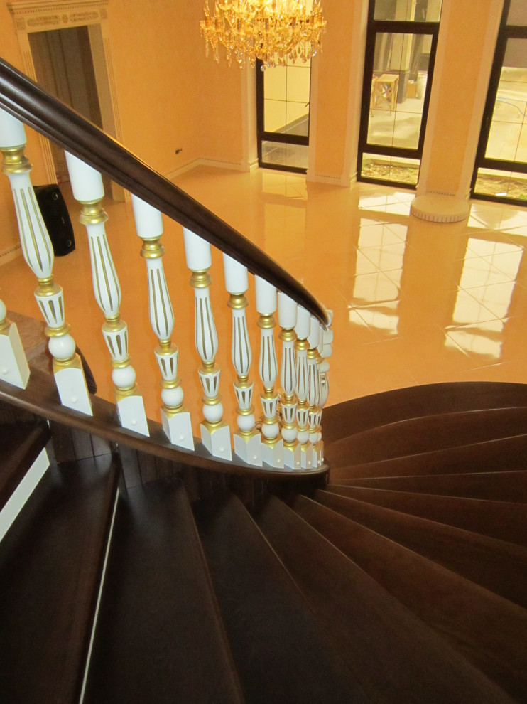 лестница с гнутой балюстрадой