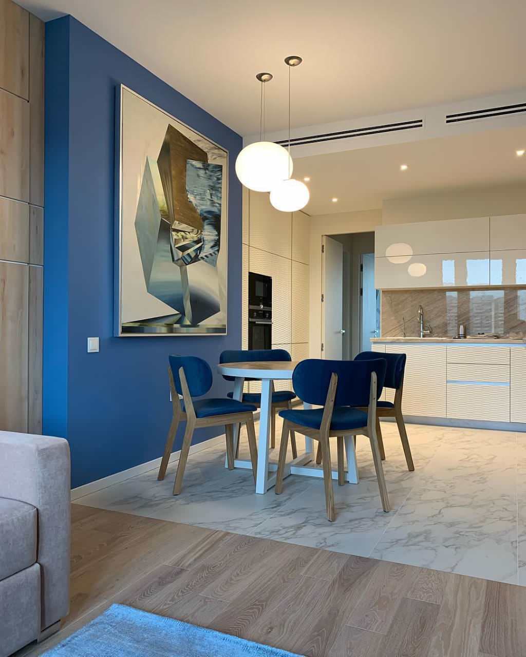 Раздвижной стол Anders в пространстве стильной кухни-гостиной