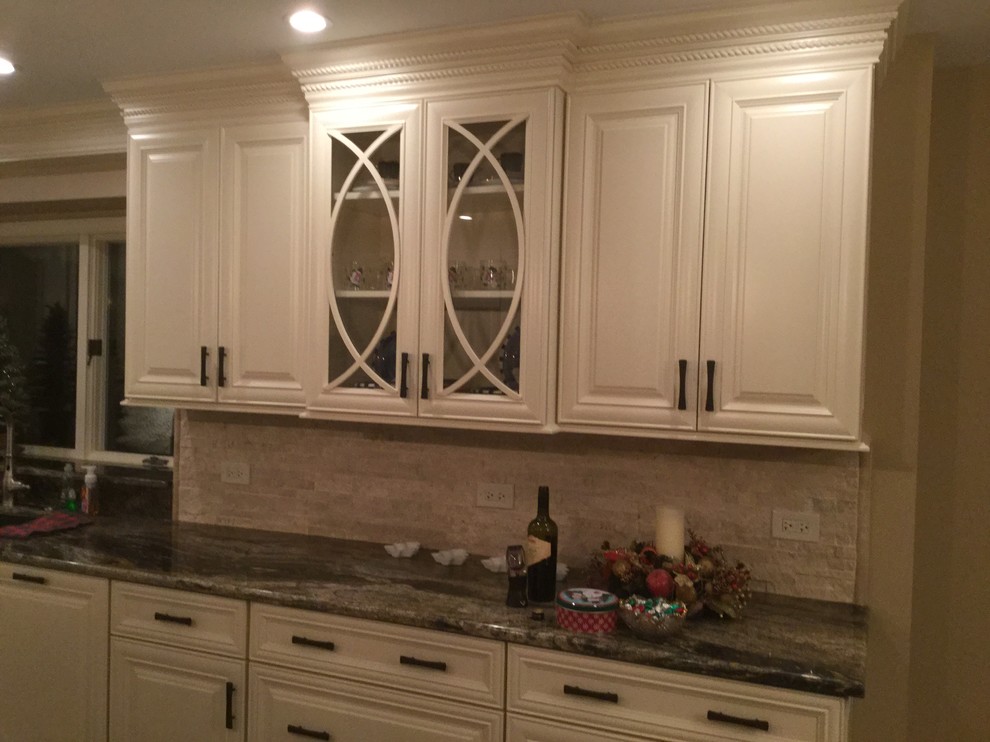 Example of a transitional home design design in Chicago