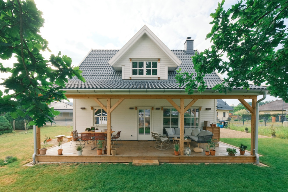 Diseño de fachada de casa blanca y negra escandinava de tamaño medio de una planta con revestimiento de madera, tejado a dos aguas, tejado de teja de barro y tablilla