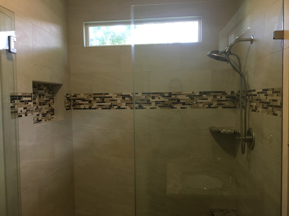 Photo of a mid-sized contemporary master bathroom in Austin with an alcove shower, beige tile, porcelain tile and a hinged shower door.