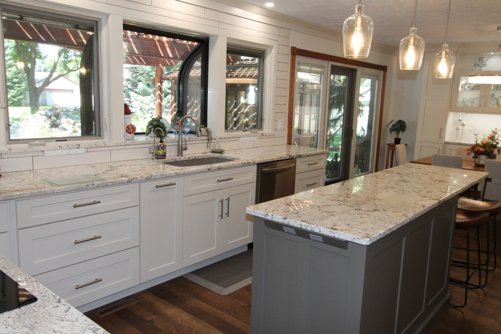 Kitchen - mid-sized transitional kitchen idea
