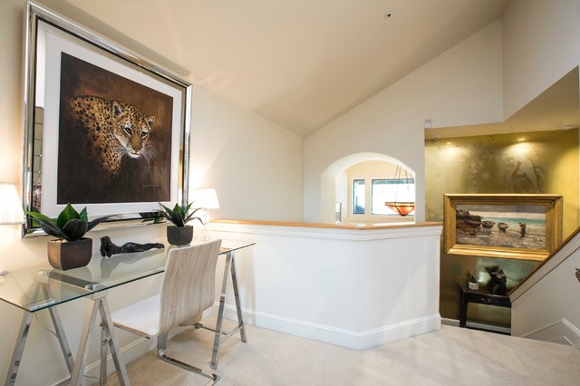 Big cat on the landing modern-arbeitszimmer
