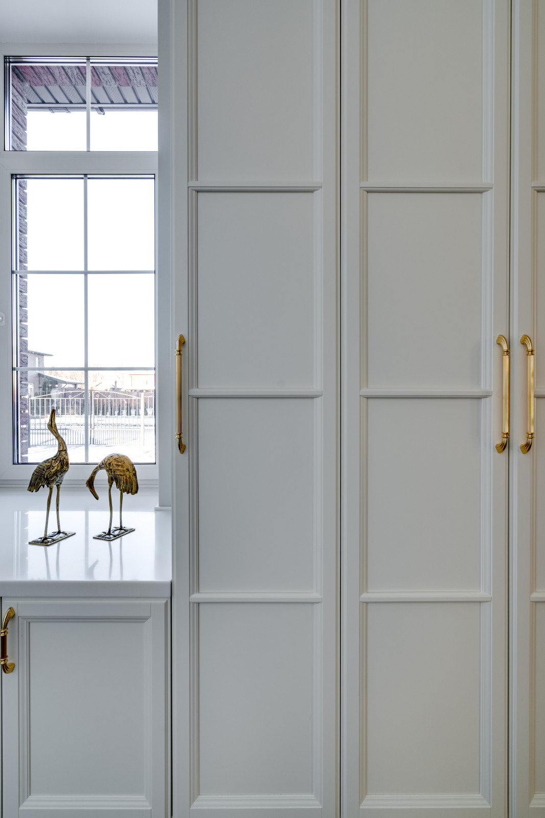 Просторная гостинная с функциональной мебелью