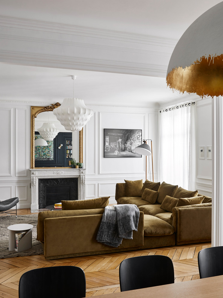 Exemple d'un très grand salon blanc et bois tendance ouvert et haussmannien avec un mur blanc, parquet clair, une cheminée standard, un manteau de cheminée en pierre, un sol marron et un plafond en bois.