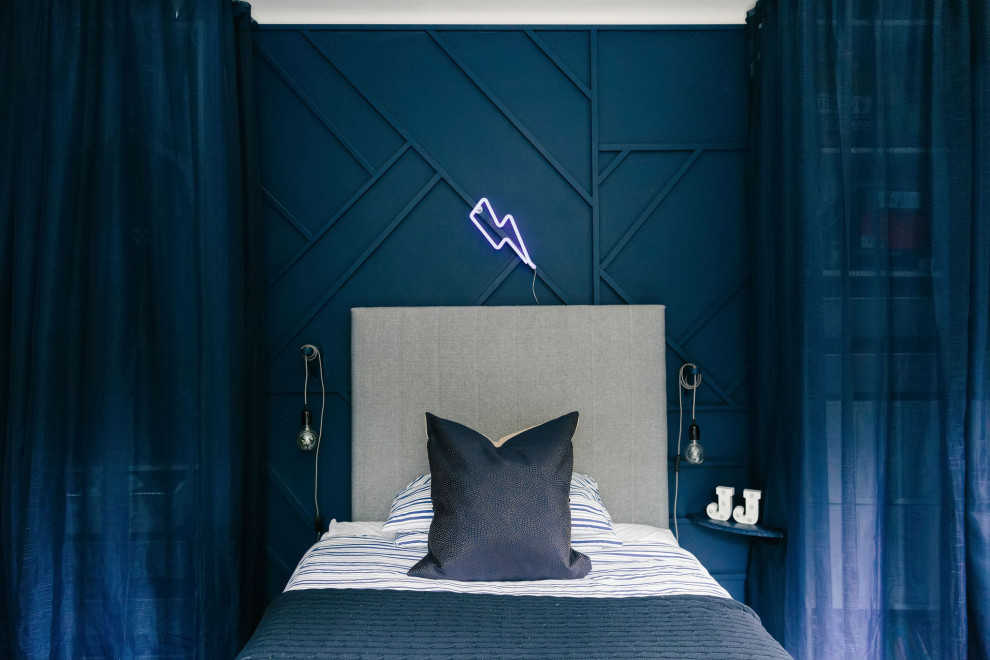 Пример оригинального дизайна: маленькая детская в стиле модернизм с спальным местом, синими стенами, ковровым покрытием, бежевым полом и панелями на части стены для на участке и в саду, подростка, мальчика