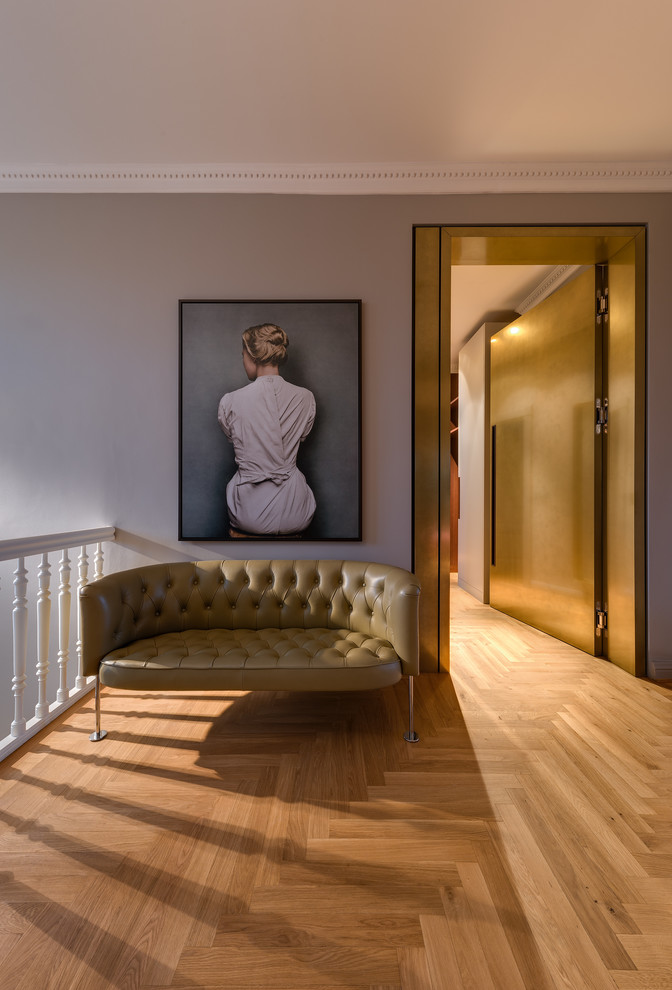 Flur mit grauer Wandfarbe, braunem Holzboden und braunem Boden in Berlin