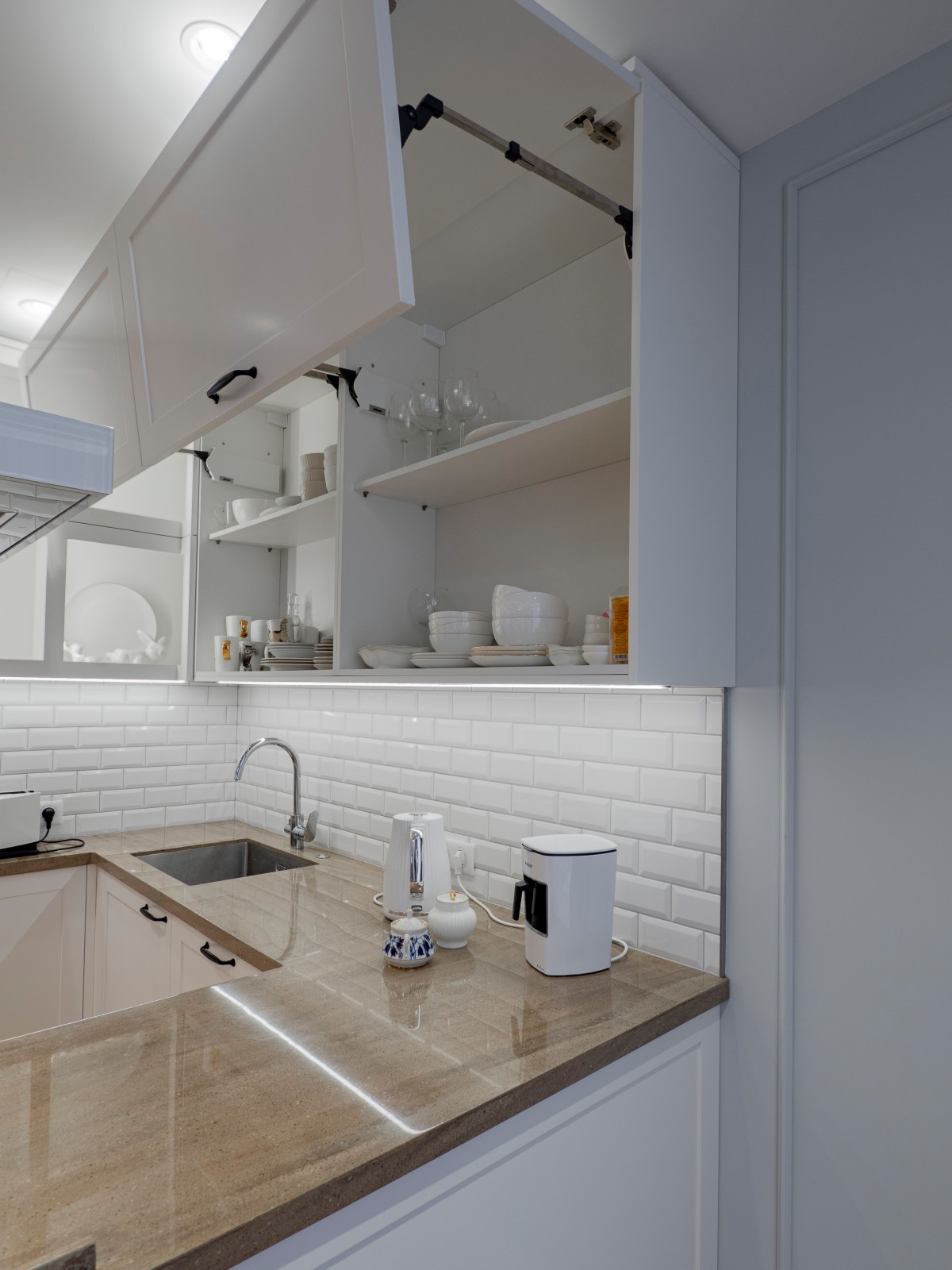 Стильная неоклассическая кухне в белом цвете