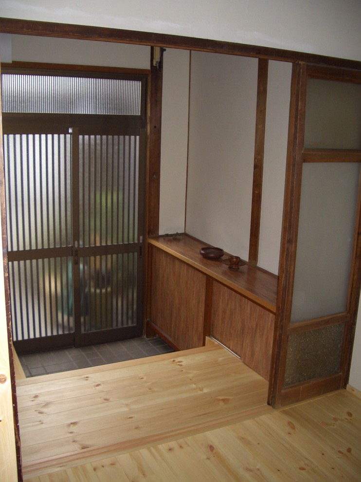 This is an example of an asian entryway in Osaka.