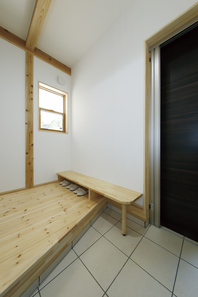 Immagine di un corridoio con parquet chiaro, una porta singola, pavimento beige, soffitto in carta da parati e carta da parati