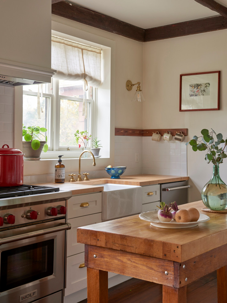 Inspiration for a farmhouse kitchen in Bridgeport.