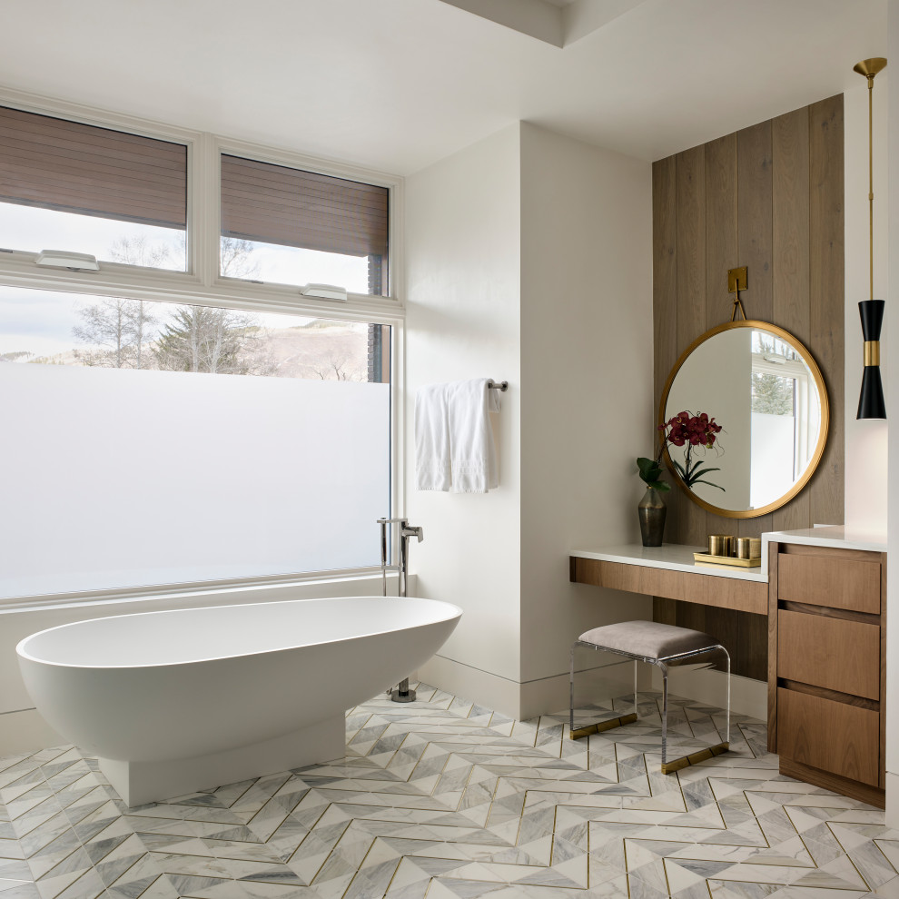 На фото: большая главная ванная комната в современном стиле с отдельно стоящей ванной с