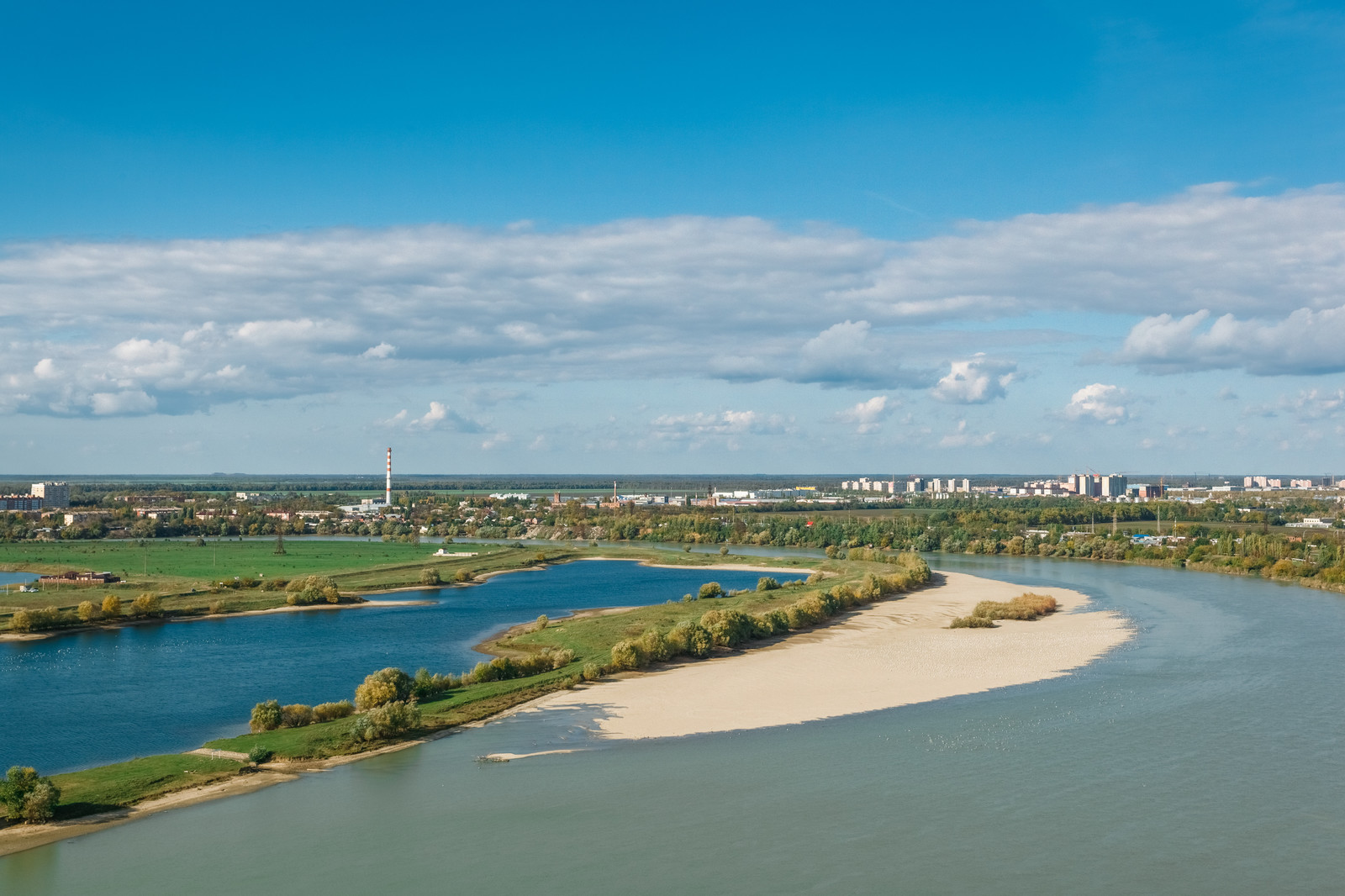 Качели на эксплуатируемой кровле из лиственницы