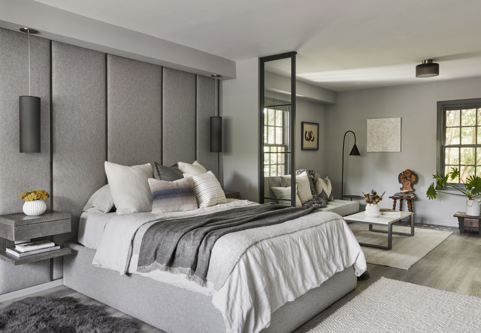 Imagen de dormitorio escandinavo con paredes grises, suelo de madera en tonos medios y suelo gris