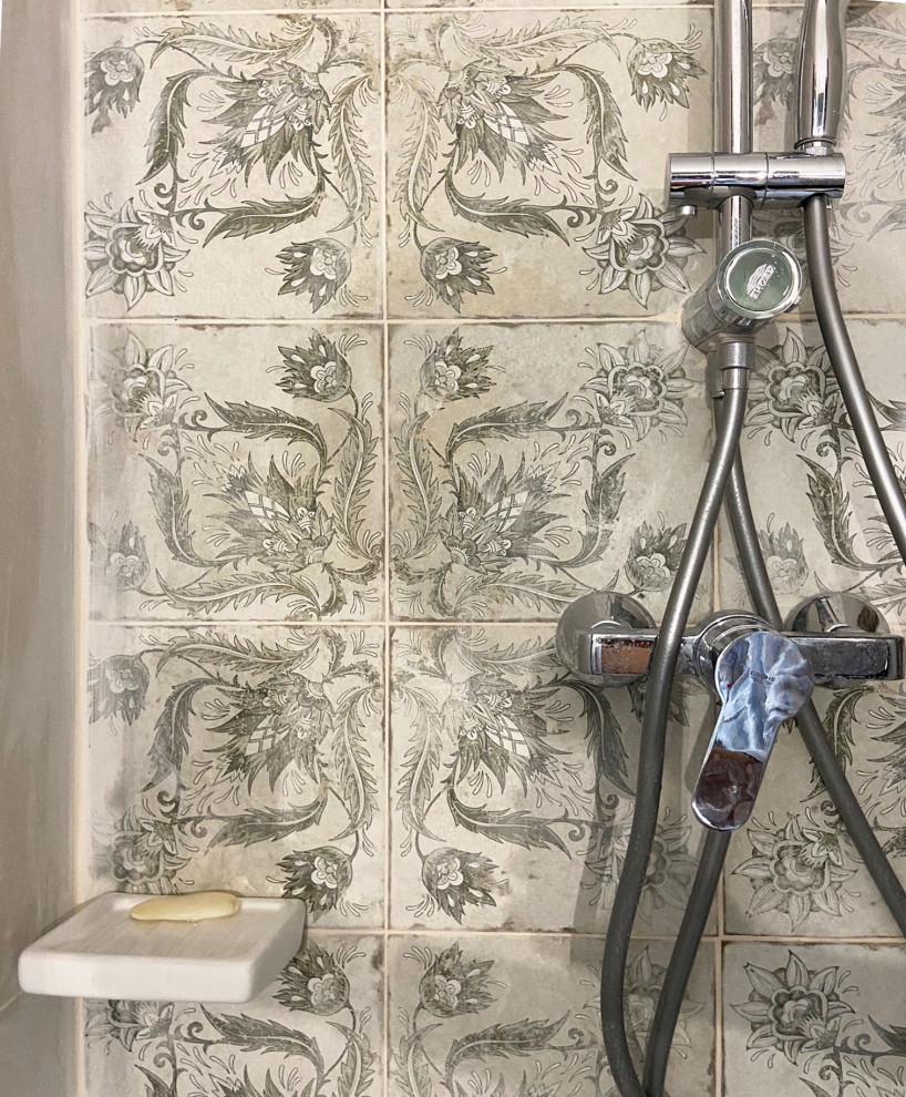Diseño de cuarto de baño bohemio con ducha empotrada y baldosas y/o azulejos verdes