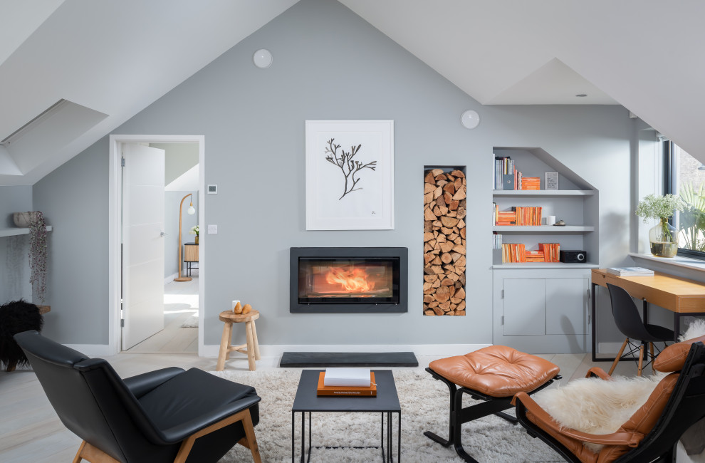 Mittelgroßes, Offenes Maritimes Wohnzimmer mit grauer Wandfarbe und Tunnelkamin in Cornwall
