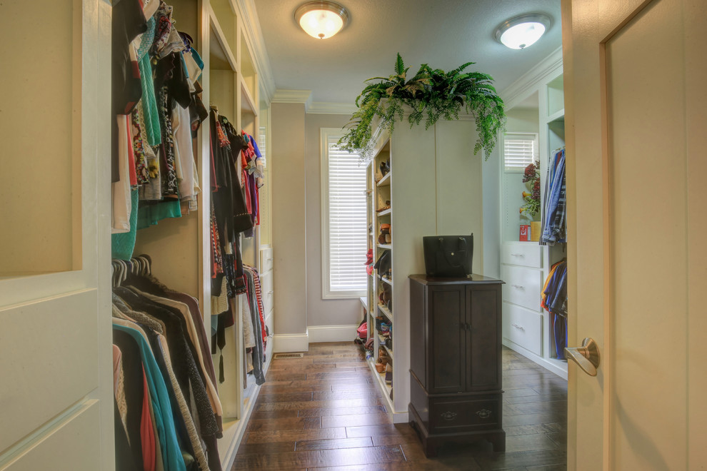 Inspiration for a transitional home design remodel in Chicago