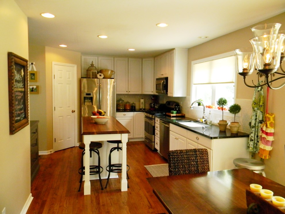 Transitional kitchen photo in Cincinnati