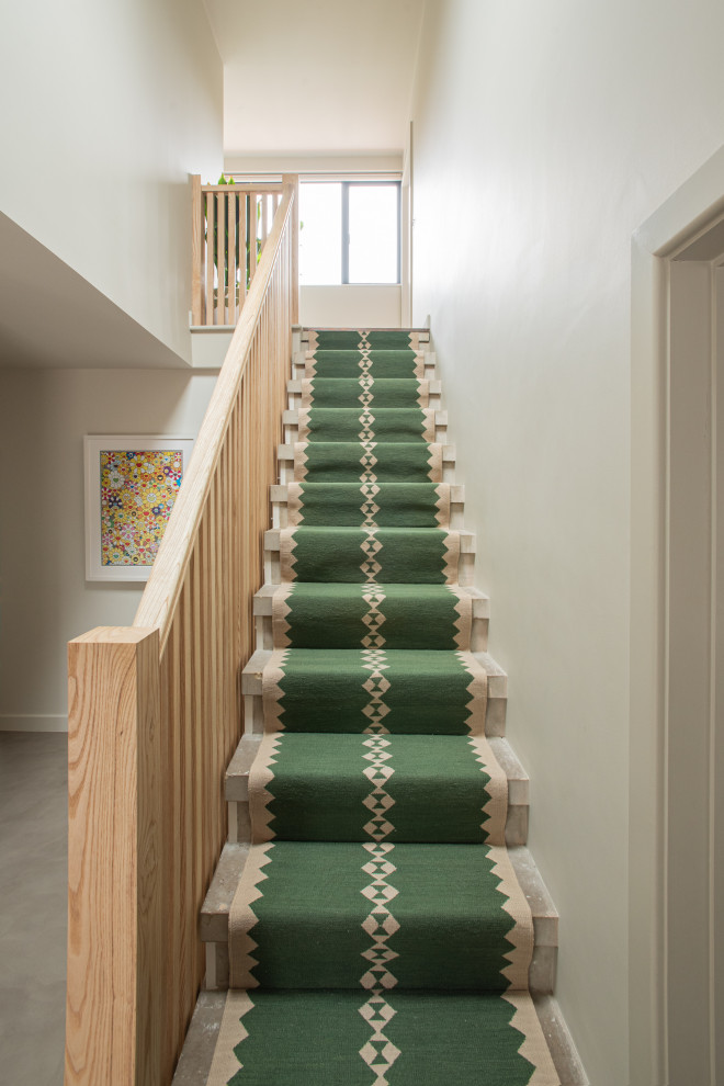 На фото: прямая бетонная лестница среднего размера в скандинавском стиле с бетонными ступенями и деревянными перилами с