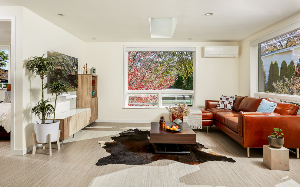Aménagement d'une petite salle de séjour contemporaine ouverte avec un mur beige et un téléviseur fixé au mur.
