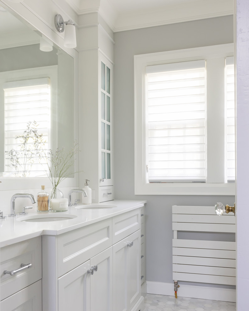 Inspiration for a transitional home design remodel in Toronto