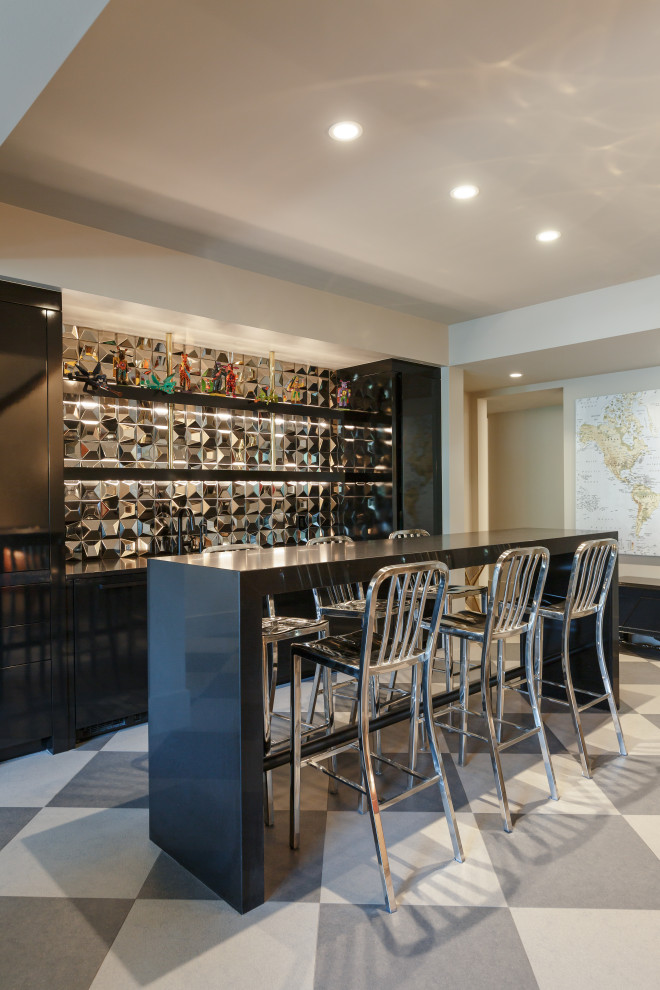 Immagine di un angolo bar design con paraspruzzi con piastrelle di metallo
