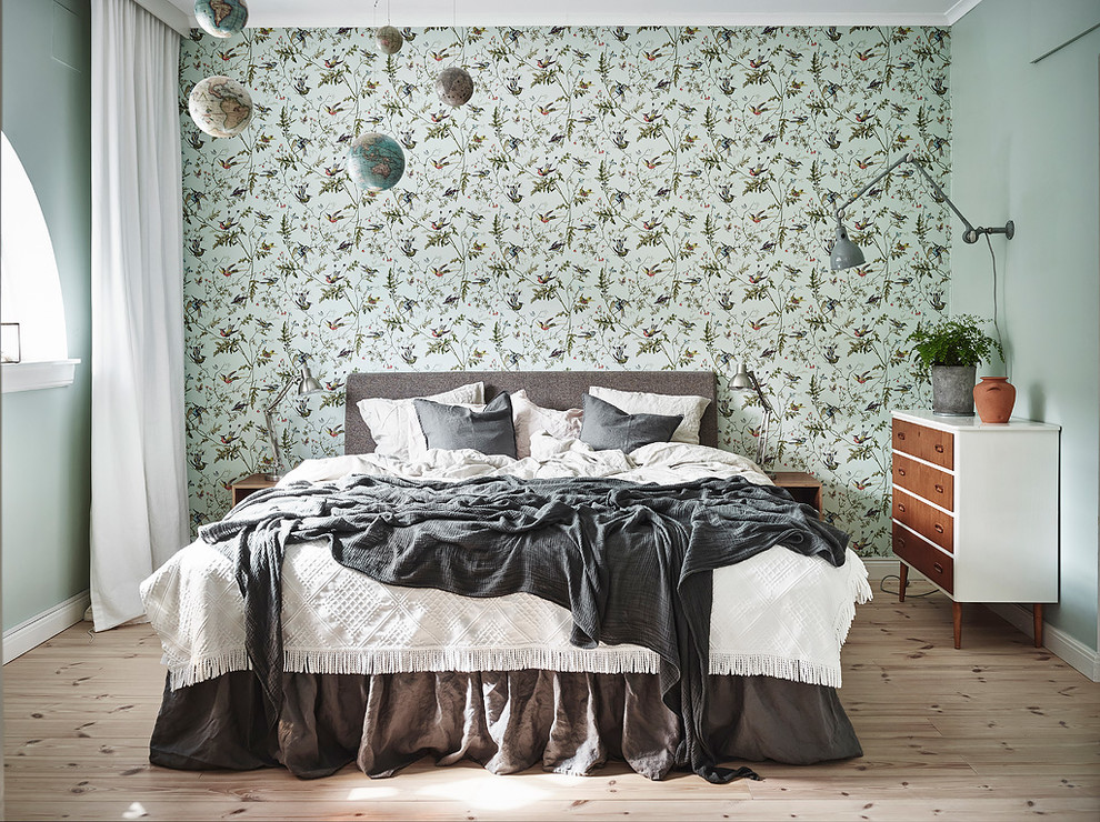 Inspiration for a scandinavian guest bedroom in Gothenburg with green walls, light hardwood floors, no fireplace and beige floor.
