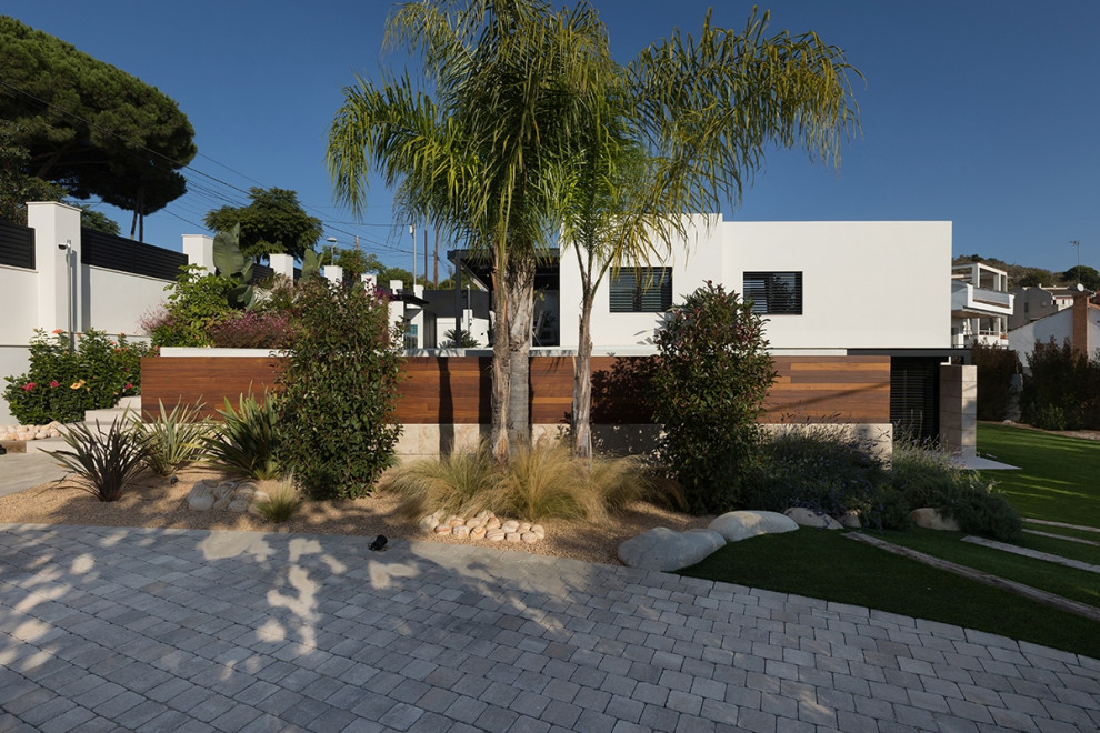 Modelo de acceso privado mediterráneo grande en patio lateral con roca decorativa y exposición parcial al sol