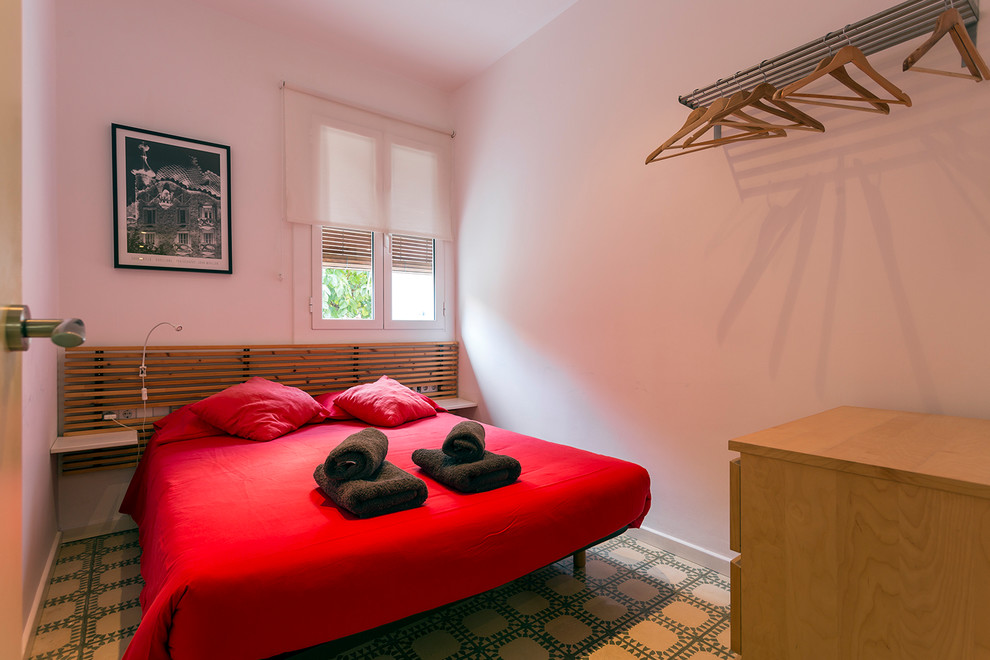 Diseño de dormitorio principal mediterráneo pequeño con paredes blancas y suelo de baldosas de cerámica