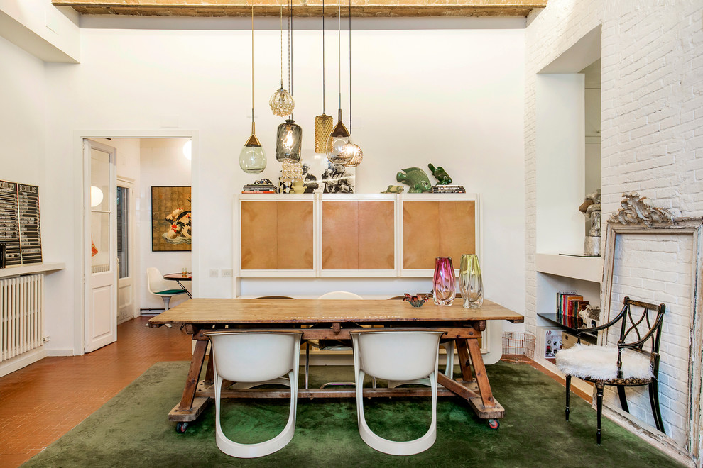 Mid-century modern home design photo in Barcelona