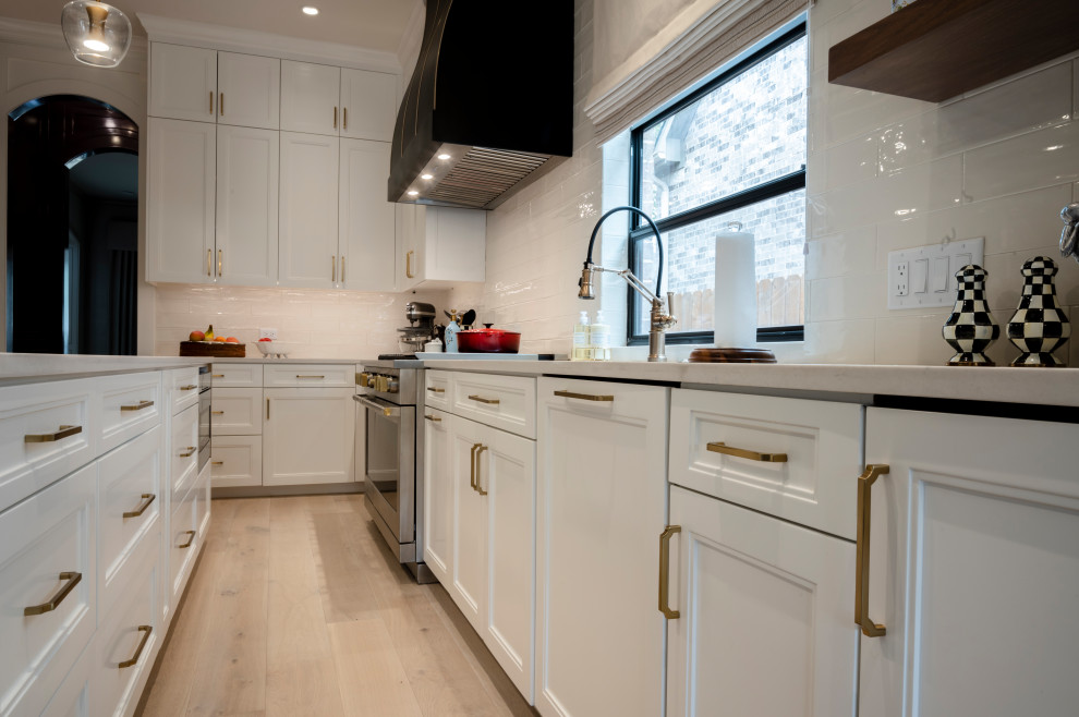 Transitional kitchen photo in Houston