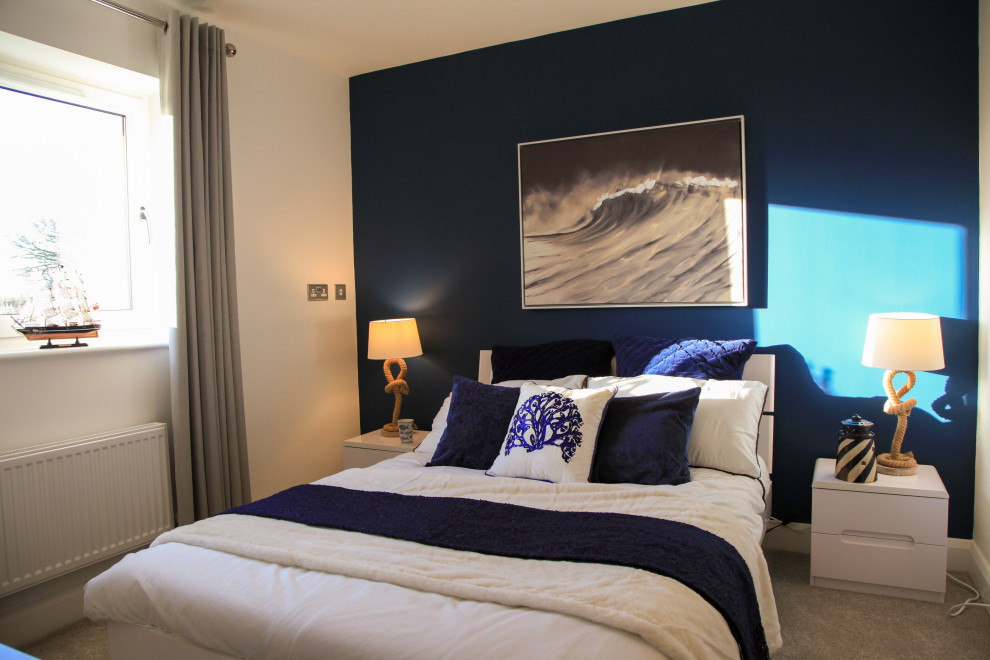 Foto di una camera degli ospiti moderna di medie dimensioni con pareti blu, moquette e pavimento grigio