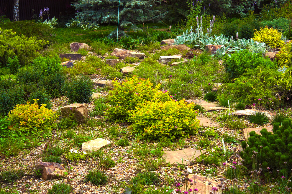 Ландшафтный дизайн дачного участка с альпийским склоном