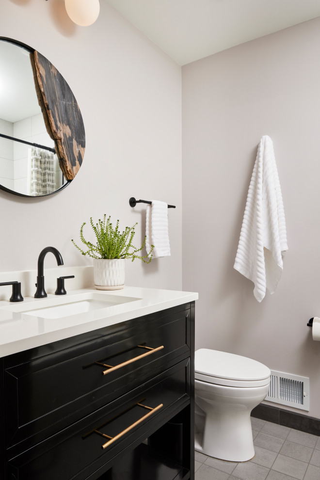 Стильный дизайн: маленькая детская ванная комната в стиле модернизм с фасадами в стиле шейкер, черными фасадами, ванной в нише, душем в нише, раздельным унитазом, белой плиткой, керамогранитной плиткой, серыми стенами, полом из керамогранита, врезной раковиной, столешницей из искусственного кварца, серым полом, шторкой для ванной, белой столешницей, нишей, тумбой под одну раковину и напольной тумбой для на участке и в саду - последний тренд