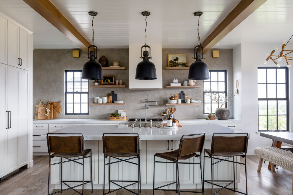 Свежая идея для дизайна: кухня среднего размера в стиле неоклассика (современная классика) - отличное фото интерьера