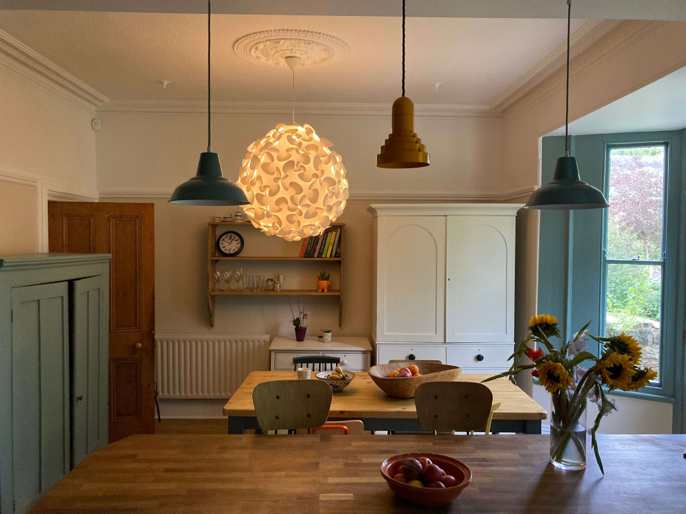 Источник вдохновения для домашнего уюта: кухня-столовая среднего размера в классическом стиле с бежевыми стенами, полом из ламината и коричневым полом